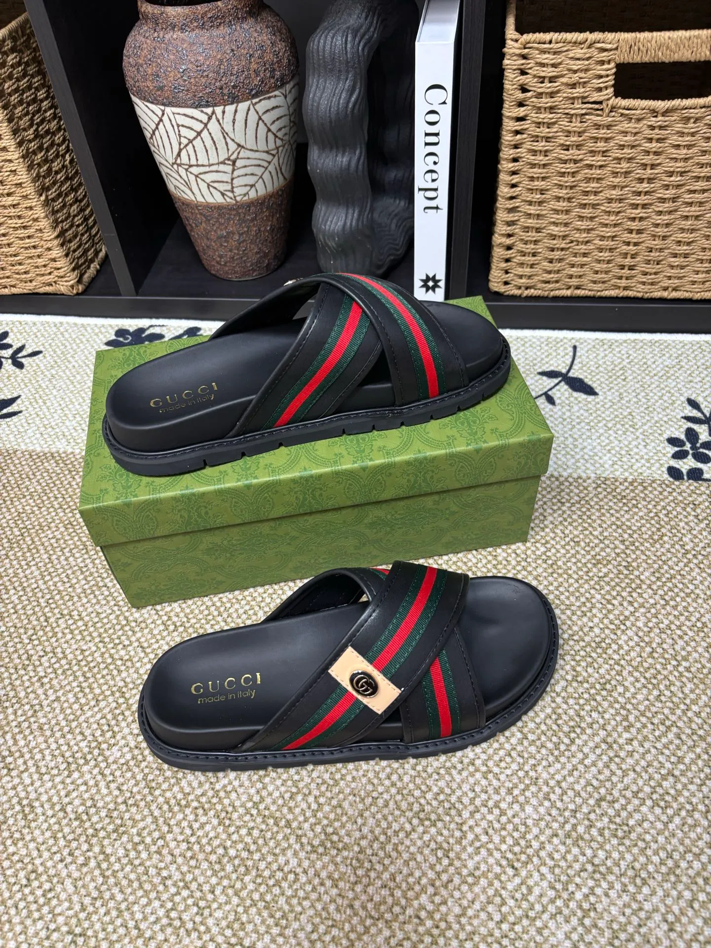 Factory 💰 300 yuan Gucci slippers] high-end men's shoes brand official website 1:1 latest masterpiece: original mold customization, the fabric is made of imported original materials, upgraded outsole, lighter and non-slip. The market's top quality, simple yet tasteful, a must-have for fashionistas, fashionable at your feet, full of confidence, the same style at the counter 👍The season of summer slippers is here. Code: 38-45 (45 customized)